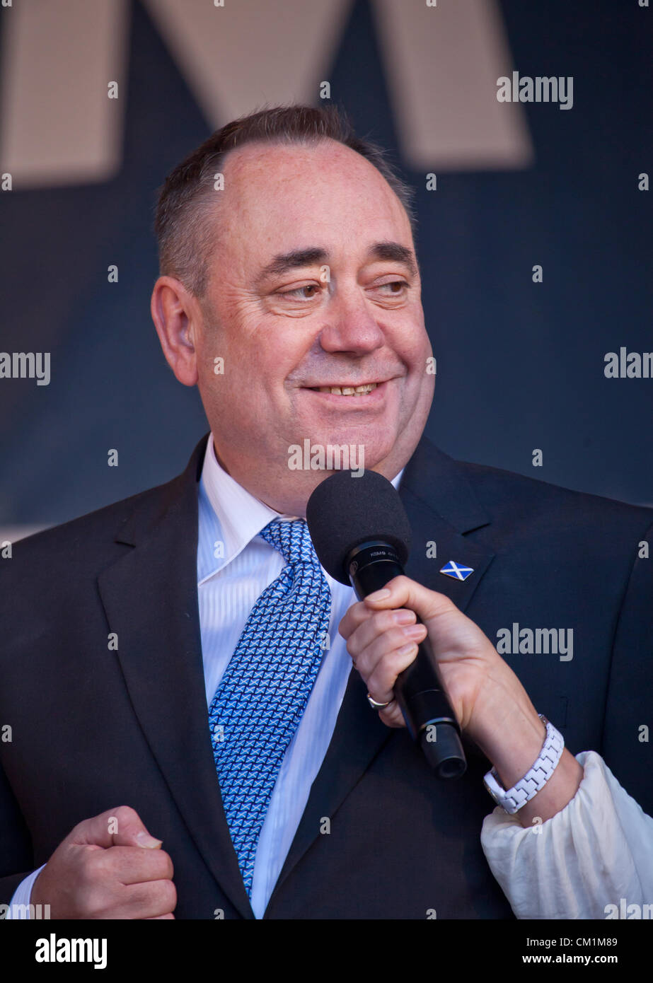 14. September 2012. Alex Salmond, dann erster Minister von Schottland, interviewt am Ende der Homecoming Parade zu Ehren Schottlands Olympioniken und Paralympioniken in George Square, Glasgow Stockfoto