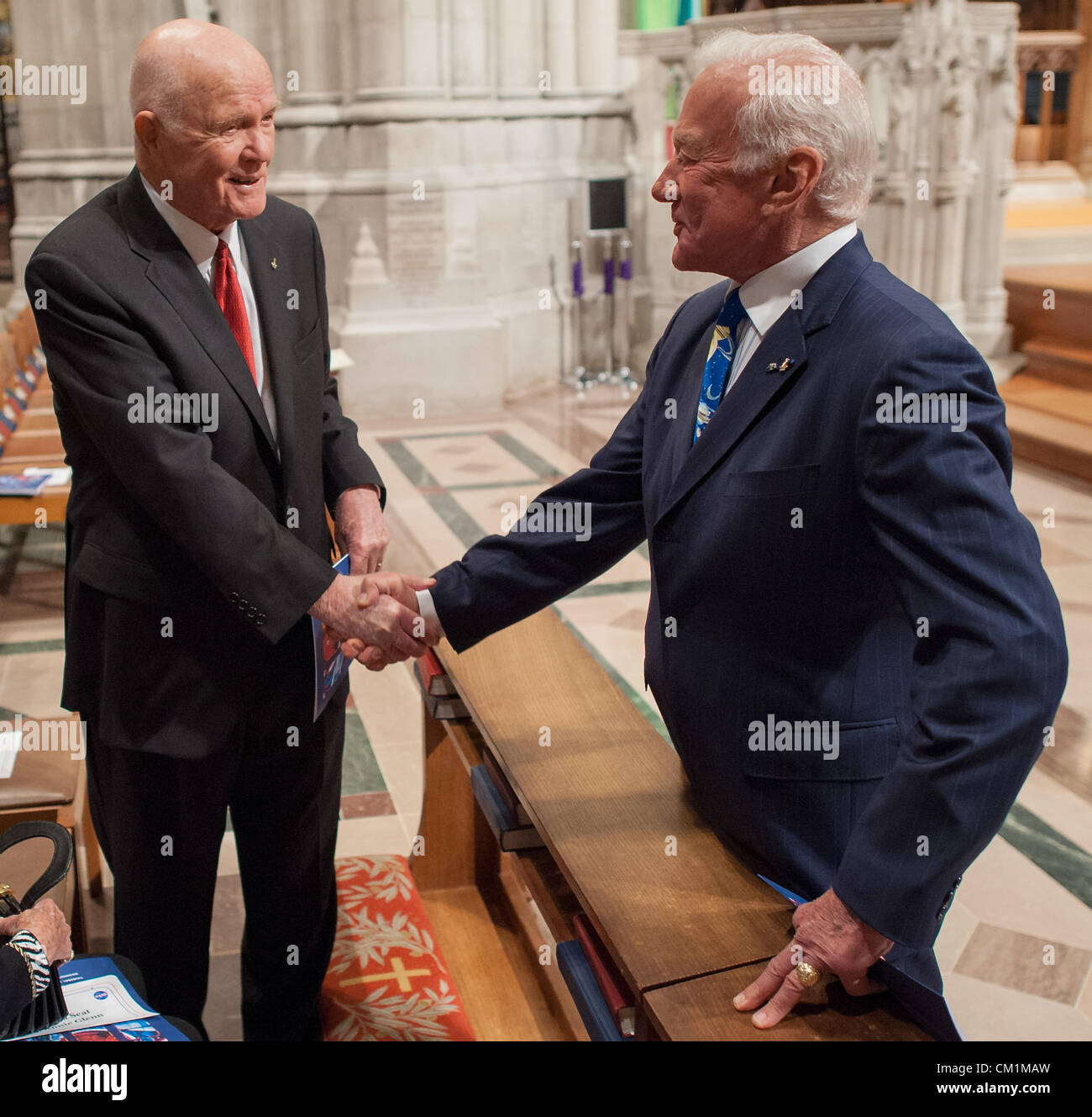 Ehemalige US-Senator John Glenn, die Hand links und Buzz Aldrin vor einer Trauerfeier feiert das Leben von Neil Armstrong 13. September 2012 an der National Cathedral in Washington, DC. Armstrong, der erste Mann, Spaziergang auf dem Mond während der Mission Apollo 11 1969 starb August 25. Er war 82. Stockfoto