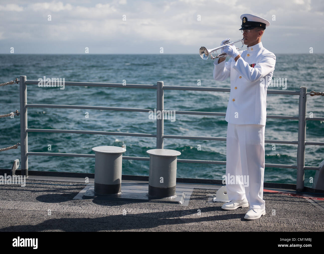 Chief-Musiker für die United States Navy Band, Gunnar Bruning, spielt Hähne während der Beerdigung am Meer Service für ihren Ehemann Apollo 11 Astronaut Neil Armstrong 14. September 2012 an Bord der USS Philippine Sea im Atlantischen Ozean. Armstrong, der erste Mann, Spaziergang auf dem Mond während der Mission Apollo 11 1969 starb August 25. Er war 82. Stockfoto