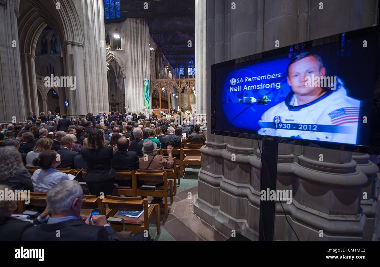 Ein Bild von Neil Armstrong wird auf dem Fernseher projiziert, wie Teilnehmer in das Kirchenschiff während einer Trauerfeier feiert das Leben von Neil Armstrong 13. September 2012 an der National Cathedral in Washington, DC zu sitzen. Armstrong, der erste Mann, Spaziergang auf dem Mond während der Mission Apollo 11 1969 starb August 25. Er war 82. Stockfoto