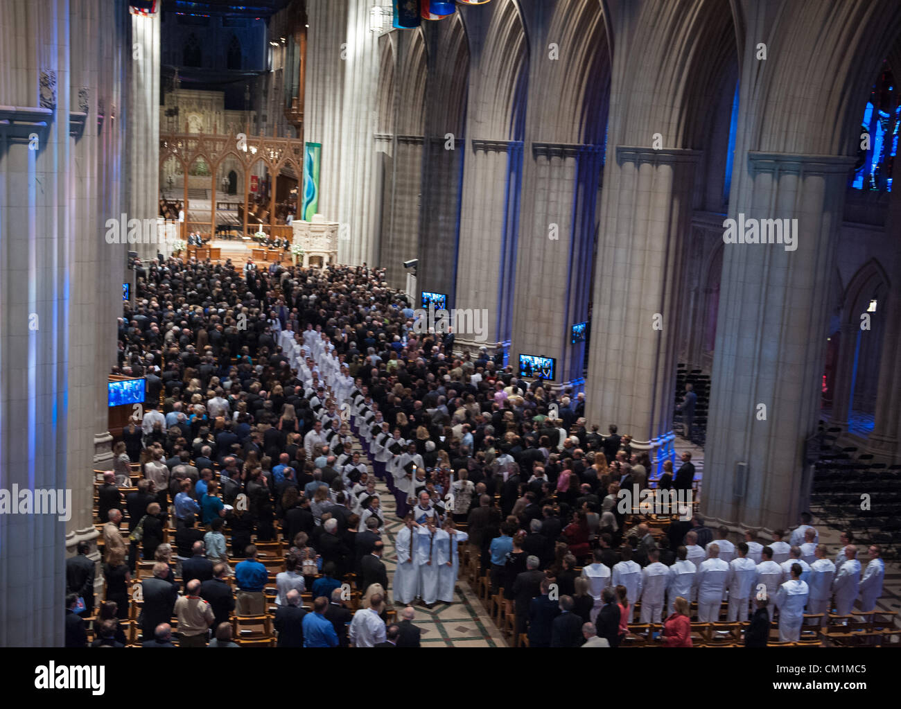 Ministranten führen die Recessional durch das Kirchenschiff zum Abschluss einer Trauerfeier feiert das Leben von Neil Armstrong 13. September 2012 an der National Cathedral in Washington, DC. Armstrong, der erste Mann, Spaziergang auf dem Mond während der Mission Apollo 11 1969 starb August 25. Er war 82. Stockfoto
