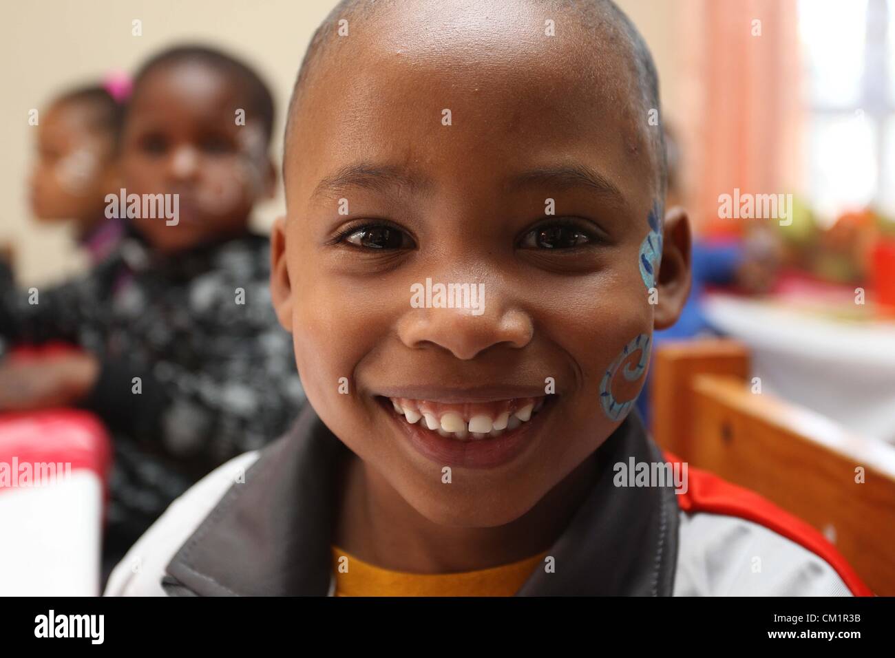 CAPE TOWN, SOUTH AFRICA - 14. SEPTEMBER Kinder während der KFC hinzufügen Hoffnung von SOS-Kinderdorf, Thornton am 14. September 2012 in Kapstadt, Südafrika-Foto von Luke Walker / Gallo Images Stockfoto