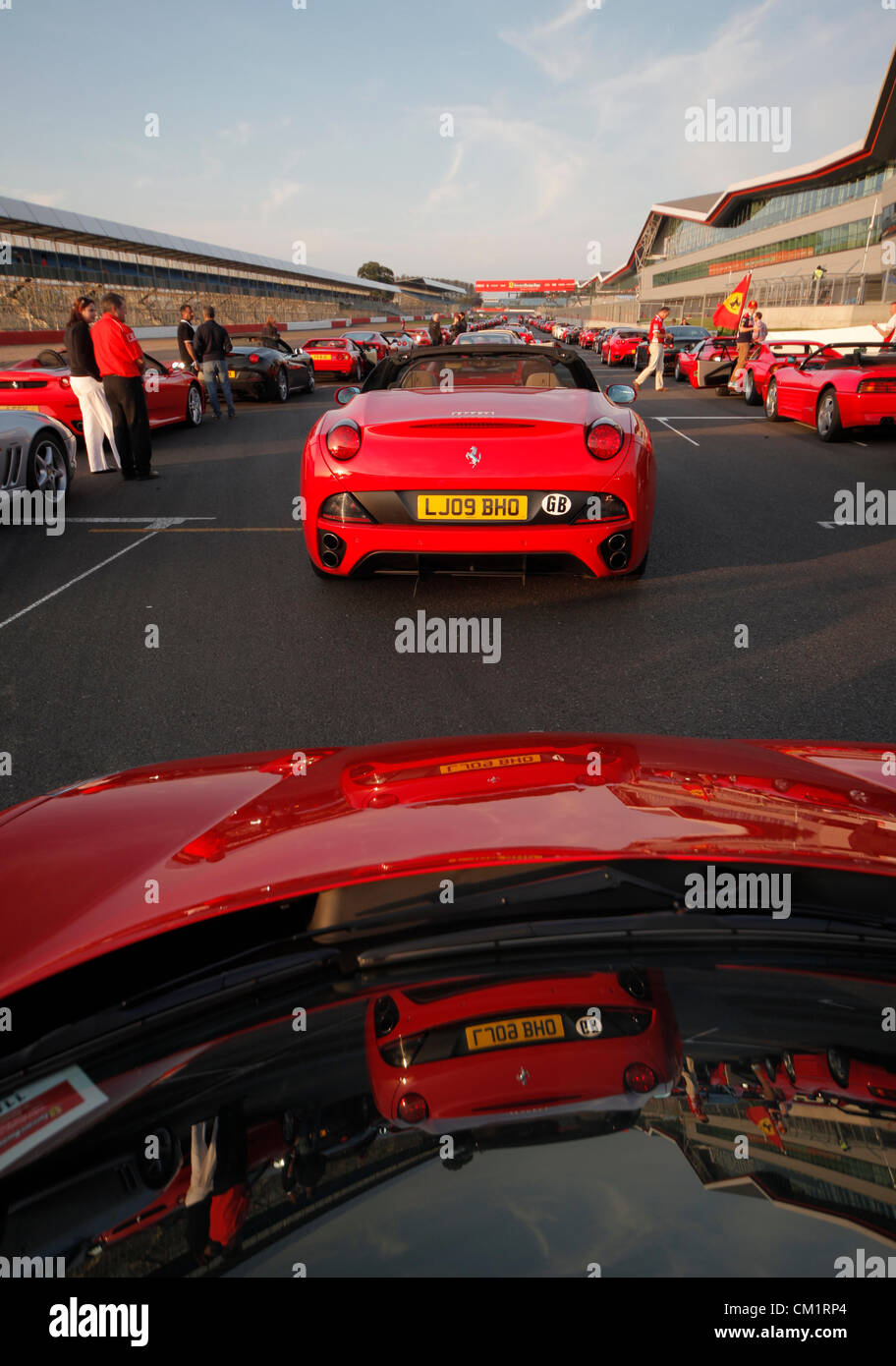 458 SPIDER & Reflexion von CAL FERRARI WORLD RECORD 1000 PLUS SILVERSTONE GRAND PRIX CIRCUIT ENGLAND ENGLAND 15. September 2012 Stockfoto