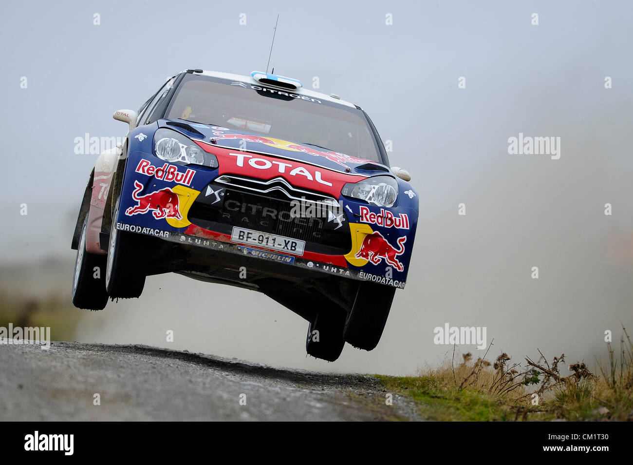 15.09.2012 Powys, Wales. Mikko Hirvonen (FIN) und Beifahrer Jarmo Lehtinen (FIN) in der #2 Citroen Total WRT Citroen DS3 WRC nehmen den Sprung auf den zweiten Durchlauf der Halbzeit (SS11) bei Tag 2 der Wales-Rallye Großbritannien, 10. Runde der FIA Wort Rally Championship. Stockfoto