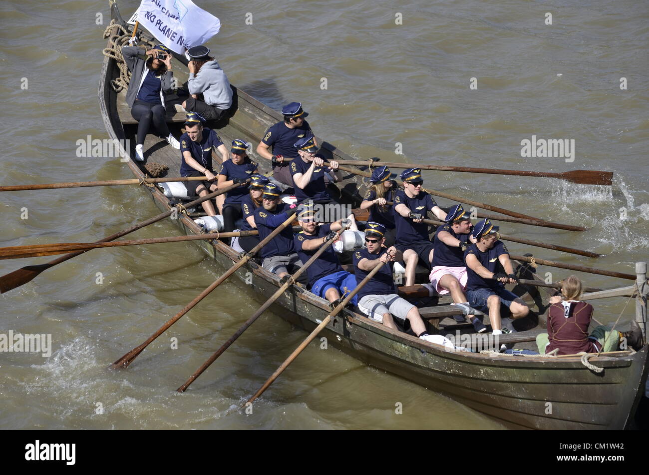 Die Great River Race ist eine jährliche Ruderregatta auf der Londoner Themse, manchmal bekannt als London River Marathon. Der Kurs ist eine anstrengende 21 Meilen. Das Rennen wird stromaufwärts von der Docklands im Osten, Schinken, Richmond, im Westen ausgeführt werden. Mehr als 300 traditionelle gerudert und Handwerk teilnehmen, einschließlich der chinesischen Drachenbooten, Hawaiian Kriegskanus und Viking Langbooten gepaddelt. Stockfoto