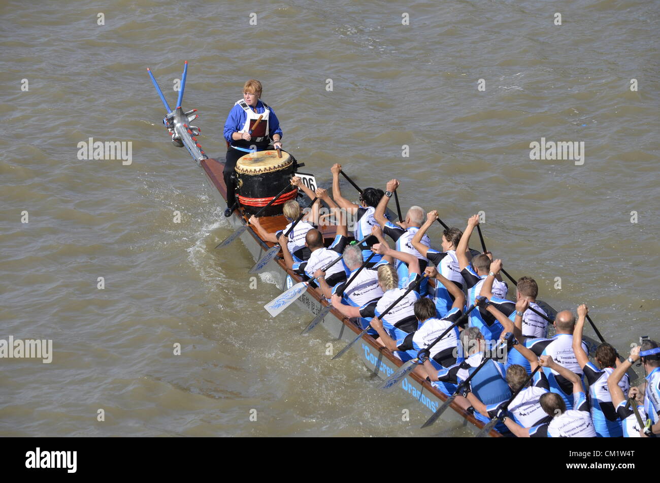 Die Great River Race ist eine jährliche Ruderregatta auf der Londoner Themse, manchmal bekannt als London River Marathon. Der Kurs ist eine anstrengende 21 Meilen. Das Rennen wird stromaufwärts von der Docklands im Osten, Schinken, Richmond, im Westen ausgeführt werden. Mehr als 300 traditionelle gerudert und Handwerk teilnehmen, einschließlich der chinesischen Drachenbooten, Hawaiian Kriegskanus und Viking Langbooten gepaddelt. Stockfoto
