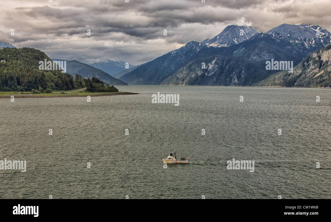 4. Juli 2012 - port Haines, Alaska, USA - ein kommerzieller Fischereifahrzeug im Chilkoot Inlet auf seine Art und Weise to.home in Haines, Alaska. Der Chilkoot-Bergkette, Teil des Gebirges, die Coastal bildet eine spektakuläre Kulisse für das Boot. (Kredit-Bild: © Arnold Drapkin/ZUMAPRESS.com) Stockfoto