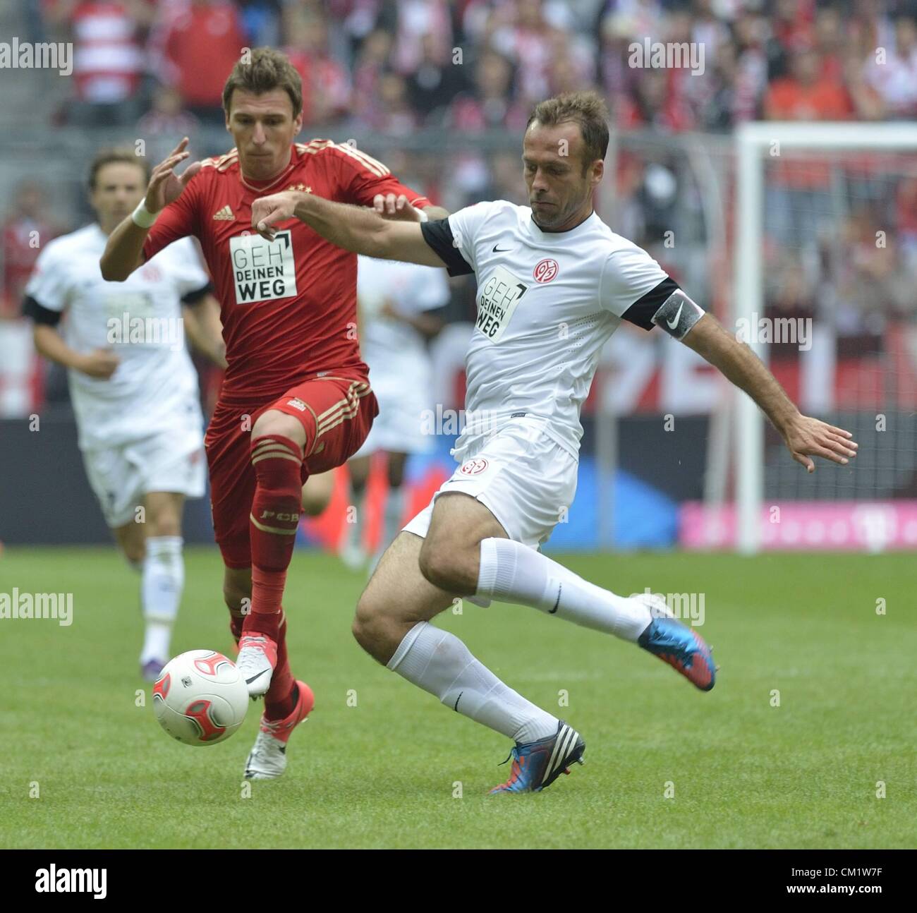 15.09.2012. München, Deutschland.  FC Bayern München gegen FSV Mainz 05 Mario Mandzukic München und Nikolce Noveski Mainz Stockfoto