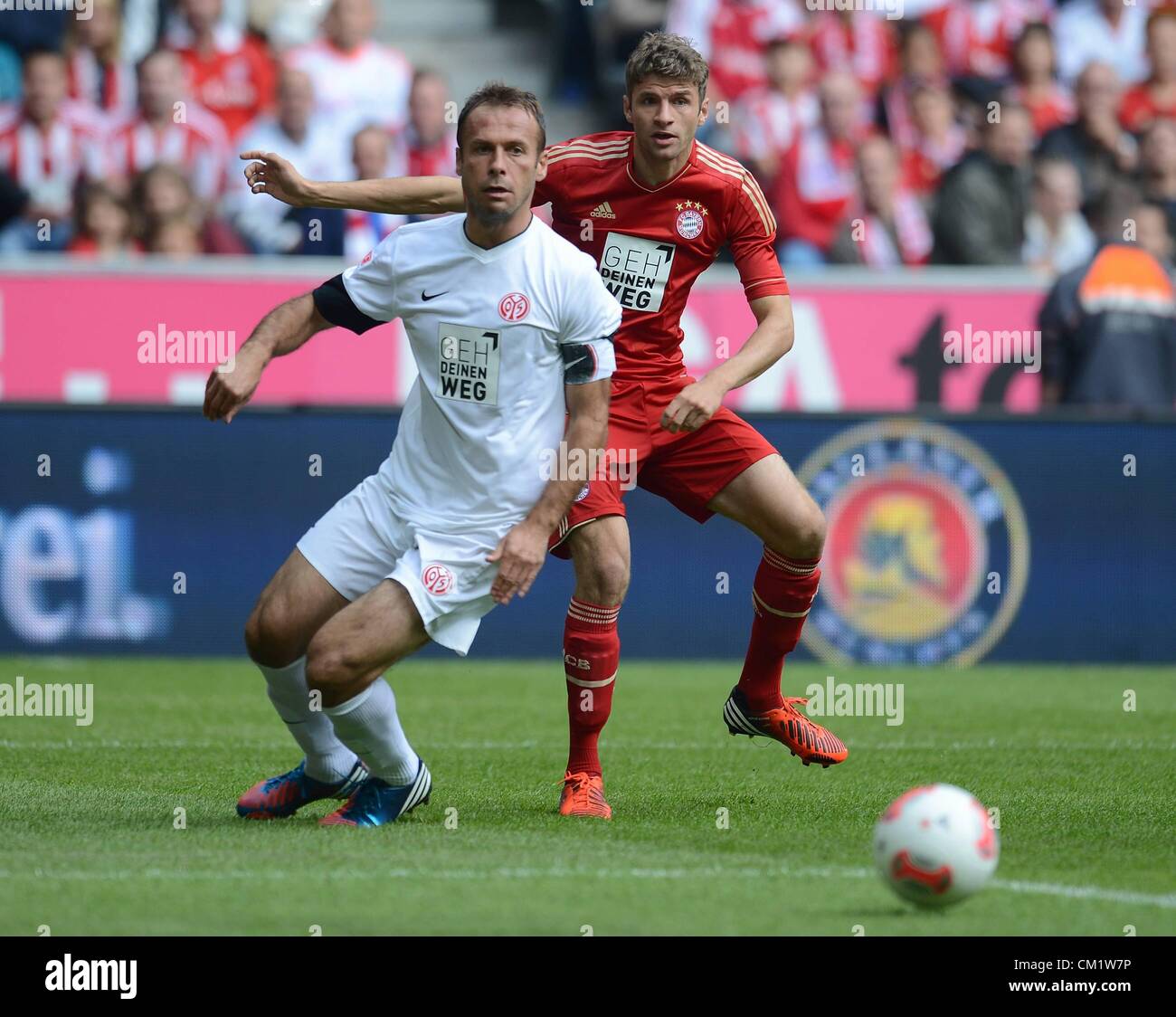 15.09.2012. München, Deutschland.   FC Bayern München gegen FSV Mainz Nikolce Noveski links Mainz 05 gegen Thomas Mueller Munich Stockfoto
