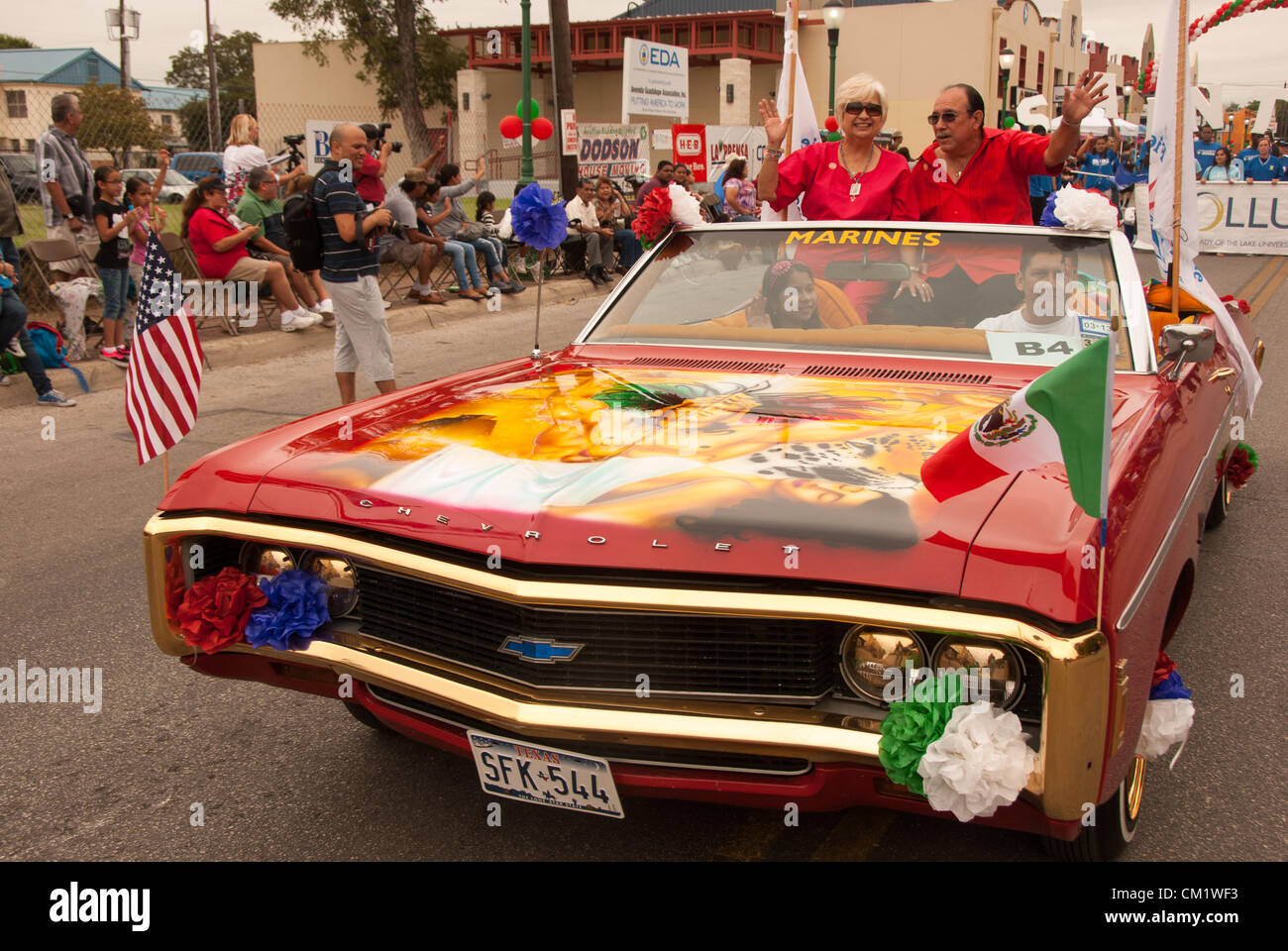 15. September 2012 San Antonio, Texas, USA - Chevrolet Low Rider und Vertretern der US-Marines teilnehmen jährliche Diez y Seis-Parade zum mexikanischen Unabhängigkeitstag zu feiern. Moderiert wird die Veranstaltung durch die Avenida Guadalupe Nachbarschaftsverbindung. Stockfoto