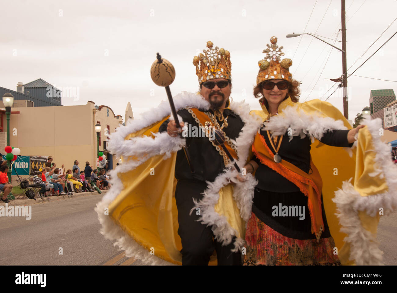 15. September 2012 San Antonio, Texas, USA - der König und die Königin der Huevos Rancheros aus der San Antonio Cultural Arts Association beteiligen sich an der jährlichen Diez y Seis-Parade zum mexikanischen Unabhängigkeitstag zu feiern. Moderiert wird die Veranstaltung durch die Avenida Guadalupe Nachbarschaftsverbindung. Stockfoto
