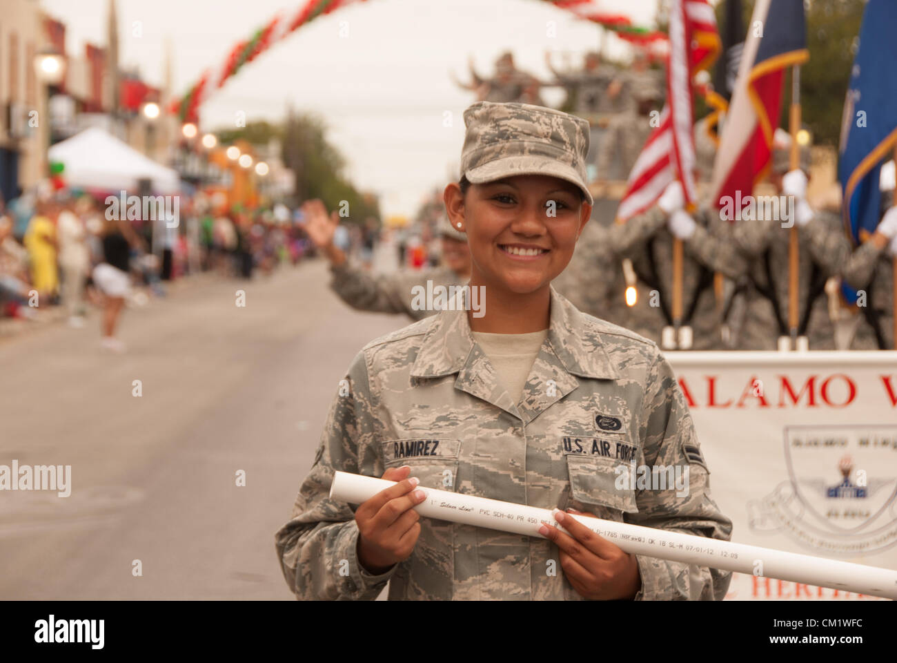 15. September 2012 San Antonio, Texas, USA - Frau Ramirez von 433. Airlift Wing beteiligt sich an der jährlichen Diez y Seis-Parade zum mexikanischen Unabhängigkeitstag zu feiern. Moderiert wird die Veranstaltung durch die Avenida Guadalupe Nachbarschaftsverbindung. Stockfoto