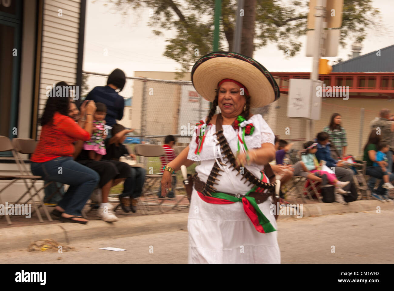 15. September 2012 gekleidet als mexikanische Bandida Tänze auf der Straße San Antonio, Texas, USA - während der jährlichen Diez y Seis-Parade zum mexikanischen Unabhängigkeitstag, eine Frau zu feiern. Moderiert wird die Veranstaltung durch die Avenida Guadalupe Nachbarschaftsverbindung. Stockfoto