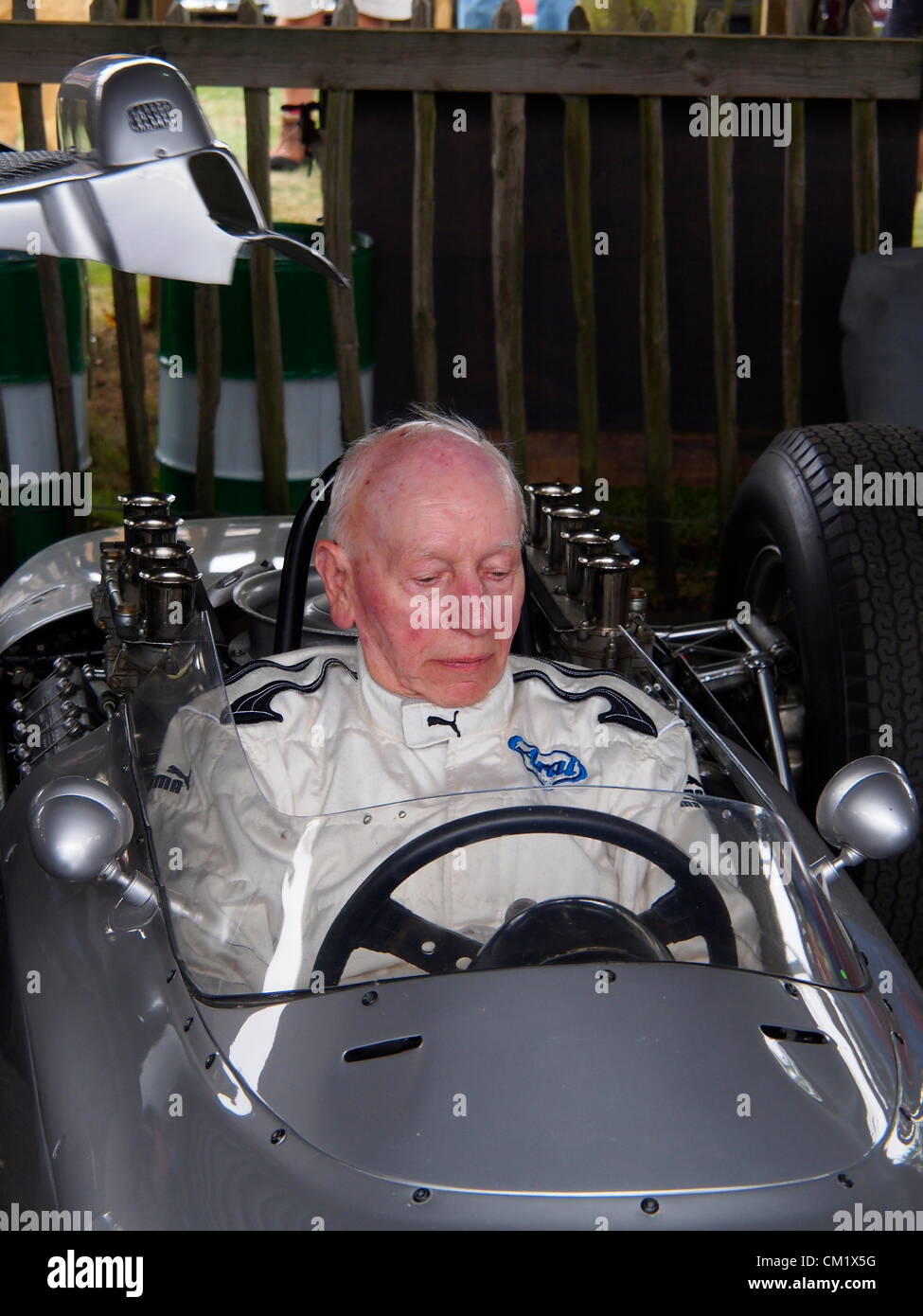 Goodwood, UK. John Surtee der OBE hinter das Lenkrad eines 1962 Porsche 804 Am Goodwood Revival Meeting 2012. Stockfoto