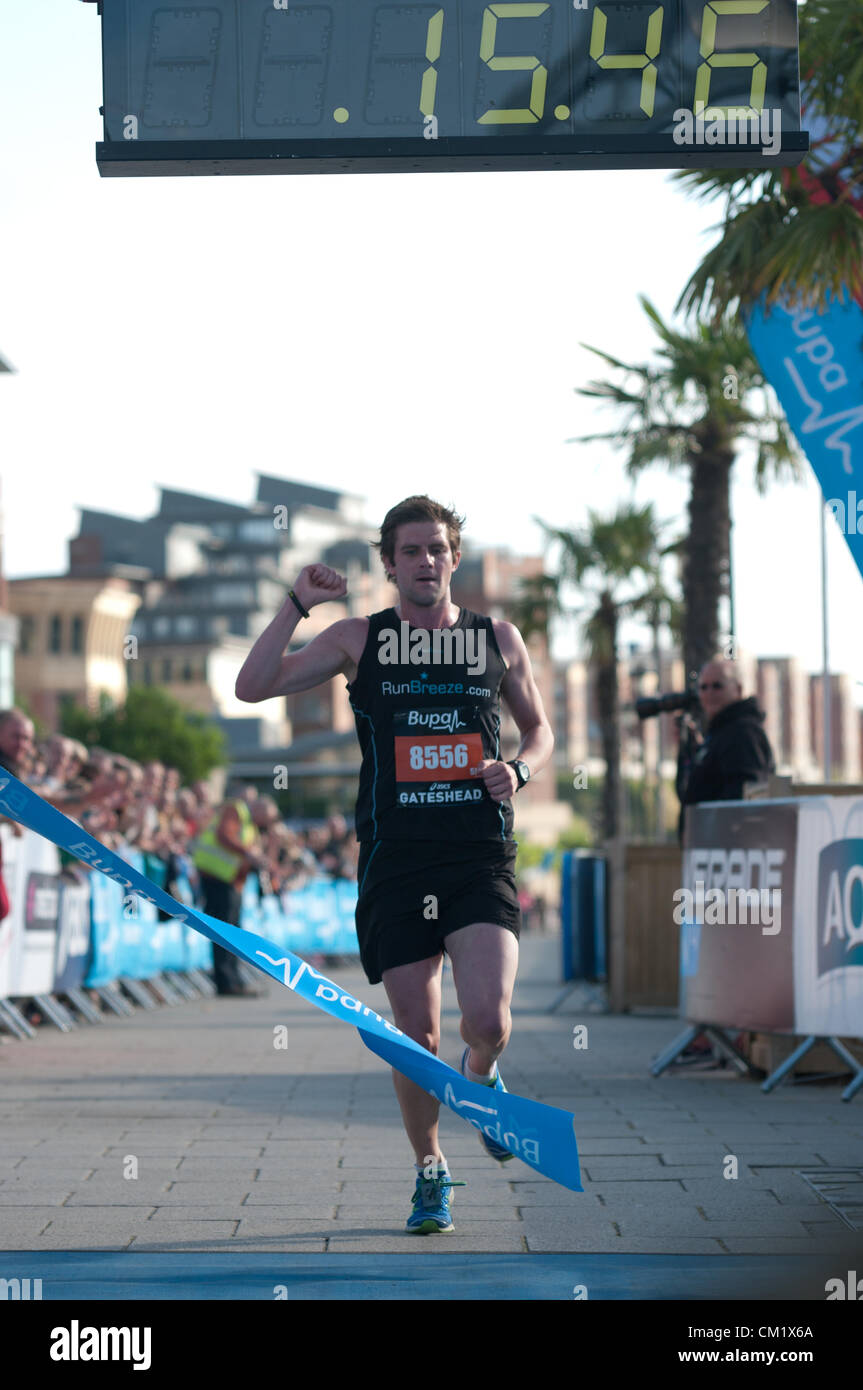 Herren Gewinner Chris Parker über die Ziellinie in der konstituierenden BUPA Great North 5K Stockfoto