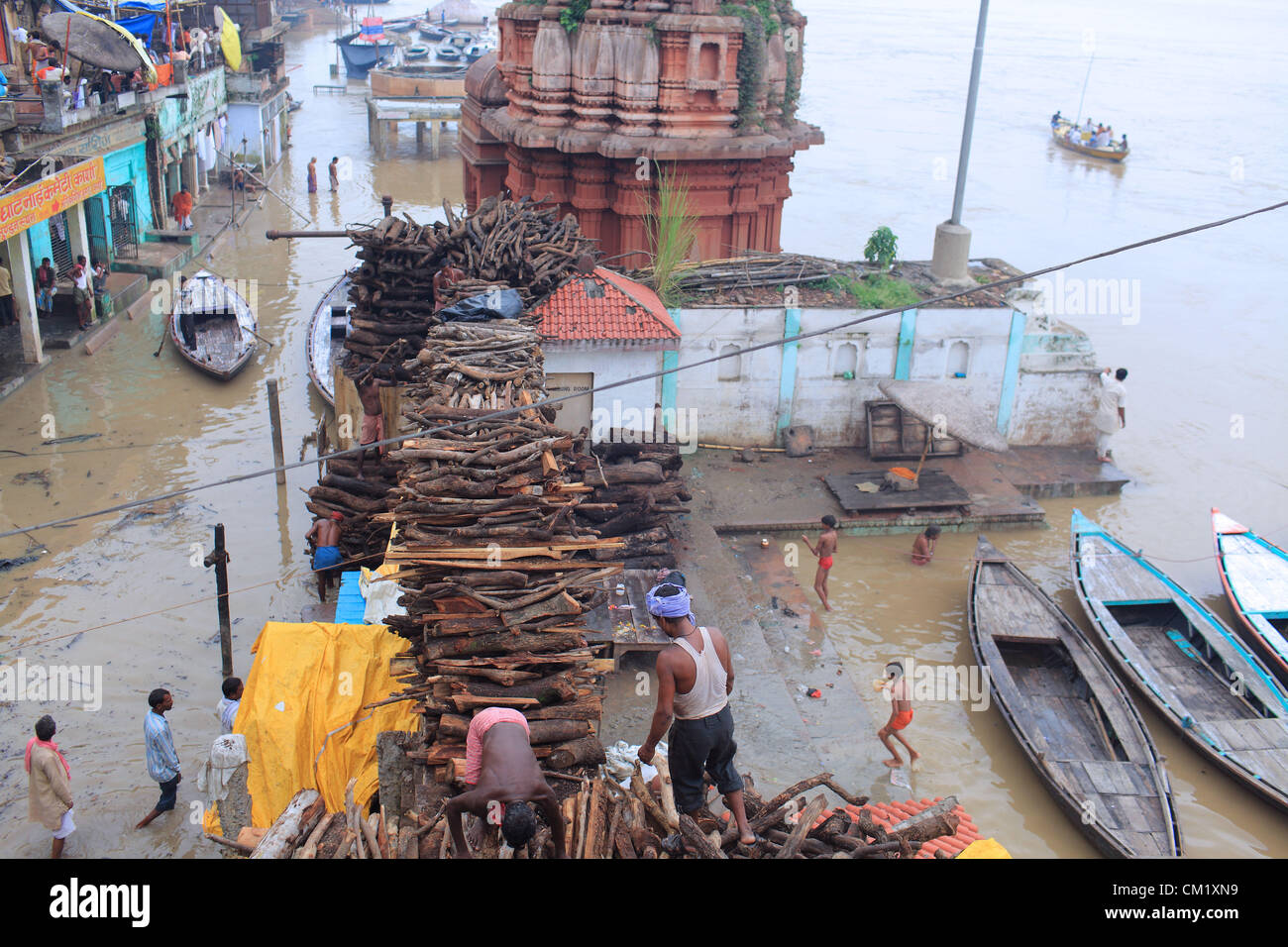 Varanasi, Indien, 16. September 2012. Die heiligste Stadt der Hindus, Varanasi, wird überschwemmt mit dem Wasser des heiligen Flusses Ganges. Es gibt ungefähr 10 Fuß Anstieg des Wasserspiegels auf dem Manikarnika Ghat, wo an den Ufern des Flusses die hinduistischen Leichen eingeäschert werden. In den letzten drangen paar Tage wegen schweren Monsun-Duschen den Fluten die Häuser und die Straßen. Kredit Subhash Sharma/ZUMAPRESS.com/Alamy Live-Nachrichten) Stockfoto