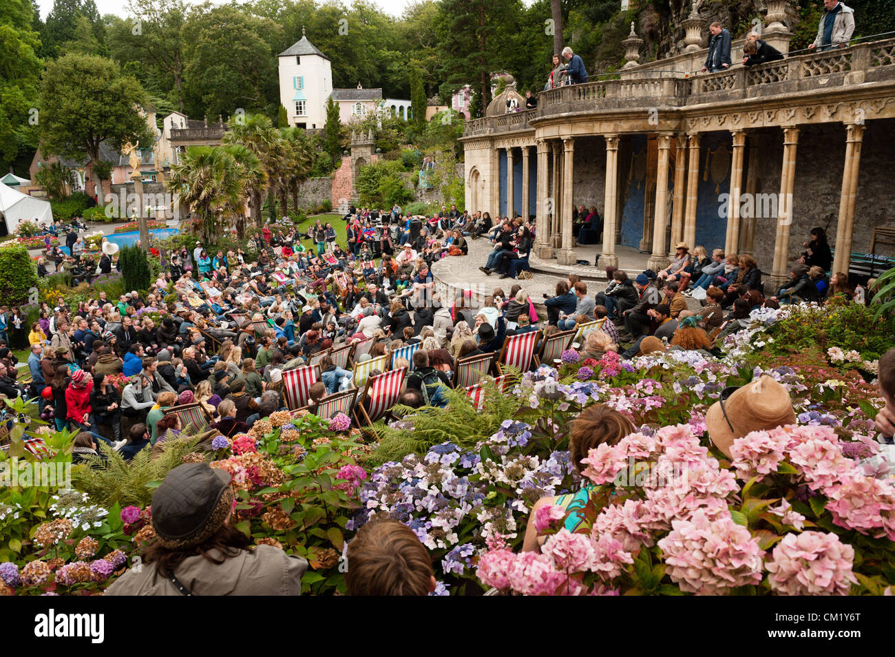 Samstag, 15. September 2012, spricht Autor und Komiker CAITLIN MORAN zu den Massen an No6 Festival, Musik, Kunst, Literatur und Comedy Festival im italienischen Dorf Portmeirion, Nordwales UK. Das ikonische Dorf, pet-Projekt des Architekten Sir Clough Williams-Ellis war der Standort für das Kult 60er Jahre TV-Programm "The Prisoner" Stockfoto