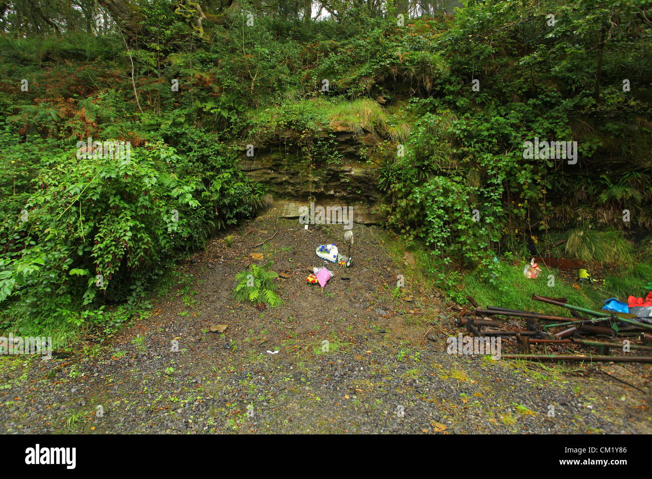 Cilybebyll, Süd-Wales, UK. Sonntag, 16. September 2012 im Bild: Floral Tribute, ein Bergmann Spaten und Helm links an den jetzt versiegelten Eingang Gleision Mine in Cilybebyll, in der Nähe von Ponterdawe, Süd-Wales.  Re: Die Familien der vier Bergleute getötet vor einem Jahr legten Blumen am Eingang des Gleision Zeche während Gebete in ganz Wales in Erinnerung an sie gesagt wurden.  Die Kirche in Wales sagte, dass die Bergleute Familien in ihren Kirchen am Sonntag, einen Tag nach dem ersten Jahrestag der Katastrophe erinnern würde.  Charles Breslin, Philip Hill, Garry Jenkins und David Powell starb, als der Stockfoto