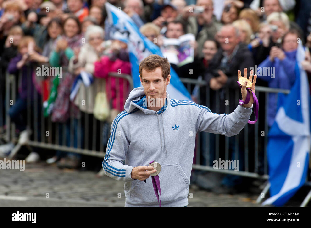 Dunblane, Schottland, UK, Sonntag, 16. September 2012. Die neue U.S. Open Tennis-Champion Andy Murray kehrte nach Schottland für einen Rundgang in seinem Hause Dunblane, in der Nähe von Stirling, Schottland. Trotz der früheren Regen stellte sich die Stadt und die Fans heraus zu Tausenden Willkommen zurück der 25 Jahre alte Doppel-Olympiasieger. Stockfoto