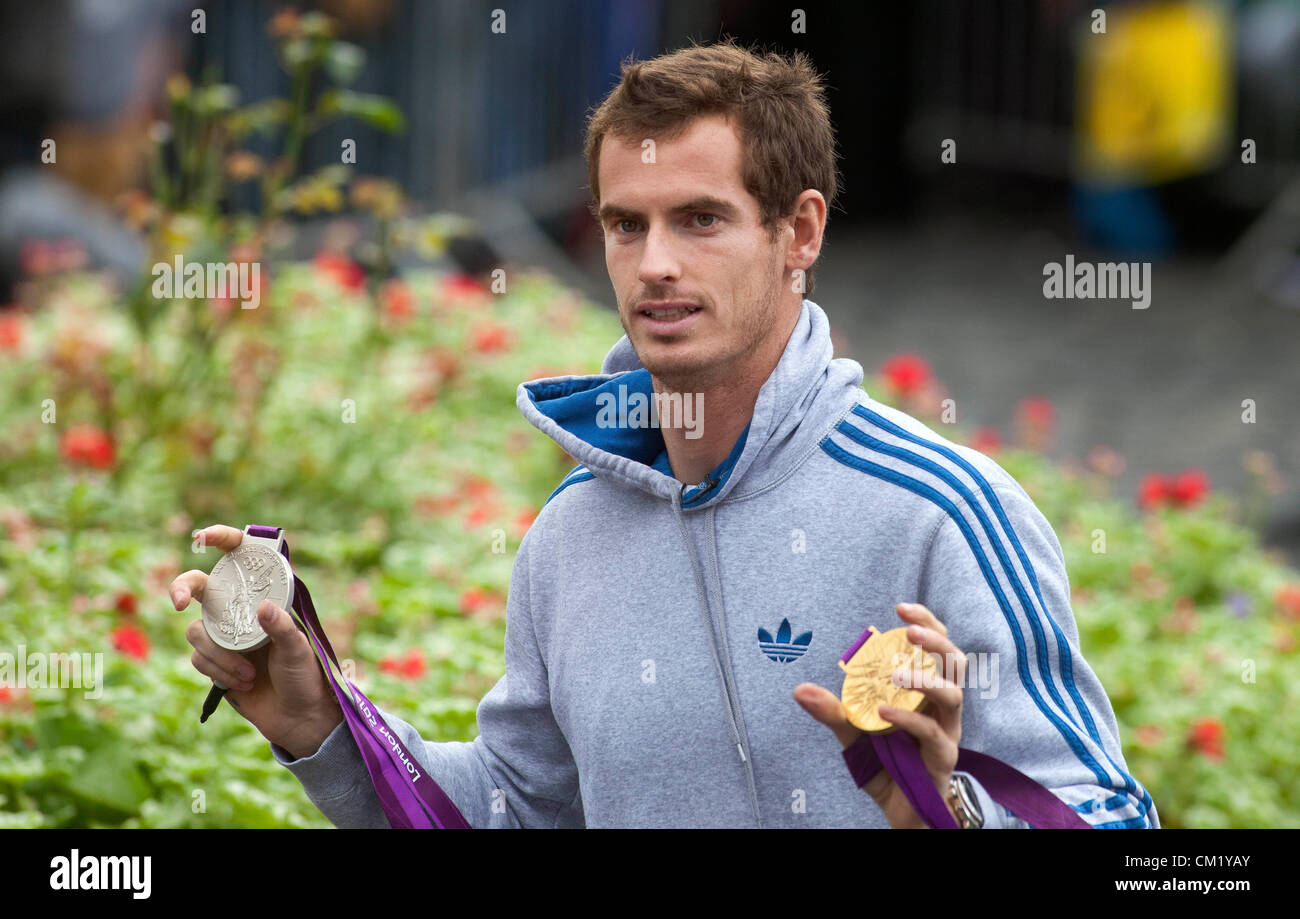 Dunblane, Schottland, UK, Sonntag, 16. September 2012. Die neue U.S. Open Tennis-Champion Andy Murray kehrte nach Schottland für einen Rundgang in seinem Hause Dunblane, in der Nähe von Stirling, Schottland. Trotz der früheren Regen stellte sich die Stadt und die Fans heraus zu Tausenden Willkommen zurück der 25 Jahre alte Doppel-Olympiasieger. Stockfoto