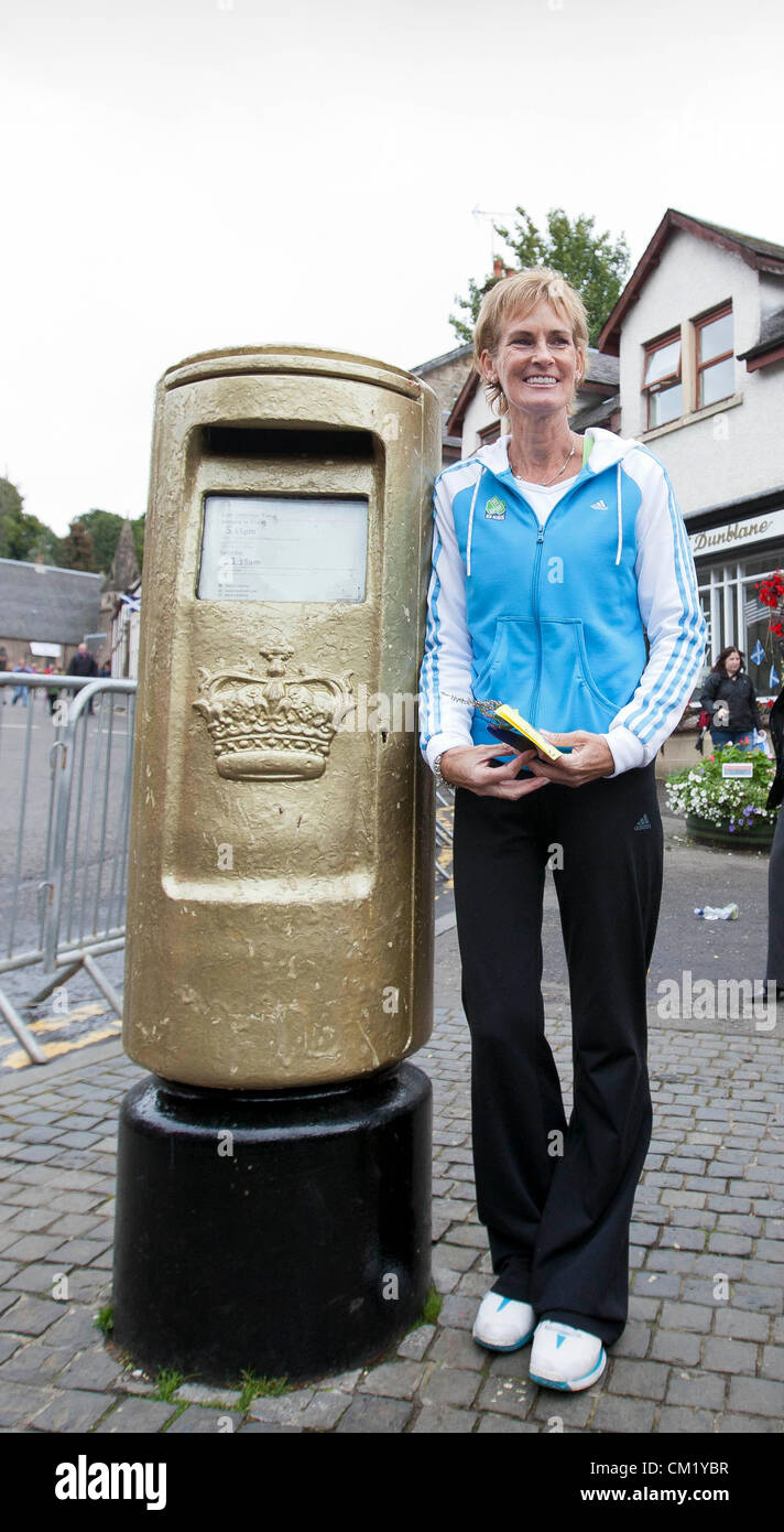 Dunblane, Schottland, UK, Sonntag, 16. September 2012. Judy Murray, die Mutter der neuen US Open Tennis-Champion Andy Murray stellt neben den Gold-Briefkasten für ihre Söhne olympische Goldmedaille in Dunblane hohe Street.welcome gemalt zurück der 25 Jahre alte Doppel-Olympiasieger. Stockfoto