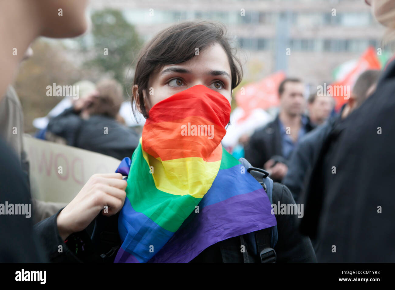 Moskau, Russland - 15.September. Zehntausende von Anhängern der Opposition haben durch Moskau in der ersten großen Protest gegen Präsident Putin in drei Monaten marschierten.  Womanwearing Schal im Gesicht - Symbol Gey Organisation: am 15. September 2012, Moskau Stockfoto