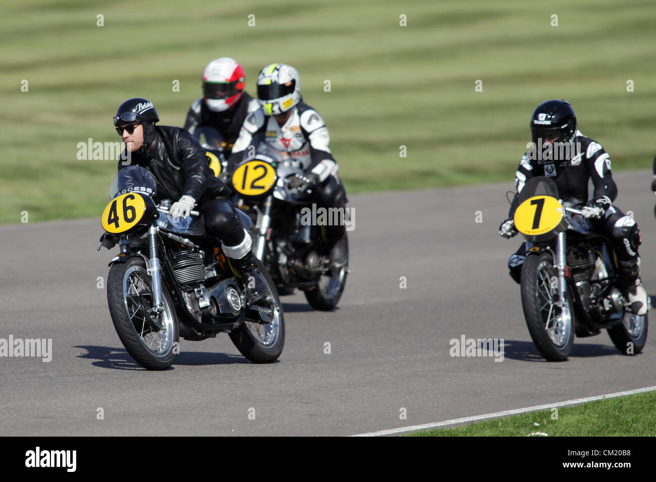 Goodwood Estate, Chichester, UK. 15. September 2012. Ewan McGregor reitet eine Manx Norton vor dem Barry Sheene Memorial Trophy Rennen beim Goodwood Revival. Die Wiederbelebung ist eine "magische Schritt zurück in die Zeit", präsentiert eine Mischung aus Autos und Luftfahrt aus den 40's, 50er und 60er Jahre und ist eines der beliebtesten historischen Motorsport-Ereignisse in der Welt. Besuchen Sie für weitere Informationen www.goodwood.co.uk/revival. Stockfoto