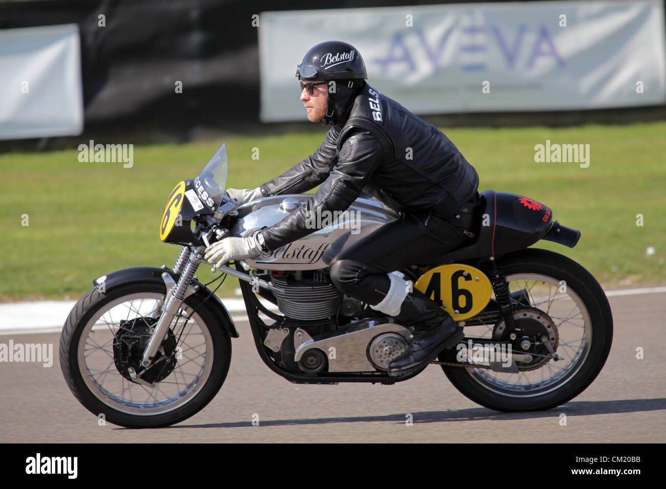 Goodwood Estate, Chichester, UK. 15. September 2012. Ewan McGregor reitet eine Manx Norton vor dem Barry Sheene Memorial Trophy Rennen beim Goodwood Revival. Die Wiederbelebung ist eine "magische Schritt zurück in die Zeit", präsentiert eine Mischung aus Autos und Luftfahrt aus den 40's, 50er und 60er Jahre und ist eines der beliebtesten historischen Motorsport-Ereignisse in der Welt. Besuchen Sie für weitere Informationen www.goodwood.co.uk/revival. Stockfoto