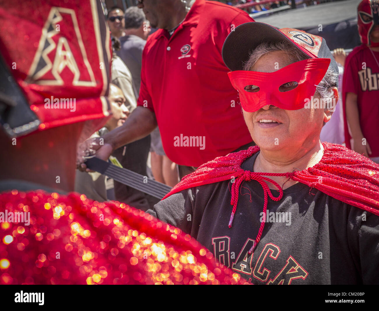 16. September 2012 - Phoenix, Arizona, USA - eine Frau in einem Heim gemacht Lucha Libra Wrestling Outfit vor Chase Field. Die Arizona Diamondbacks veranstaltet ihre 14. jährliche Hispanic Heritage Day, Sonntag zum Auftakt Hispanic Heritage Month (Sept. 15-Okt. 15) vor dem 13:10-Spiel zwischen den D-Backs und San Francisco Giants. Die Hauptattraktion des Tages war drei Lucha Libre USA Ringen Schaukämpfe vor Chase Field-Stadion vor dem Spiel. (Bild Kredit: Jack Kurtz/ZUMAPRESS.com ©) Stockfoto