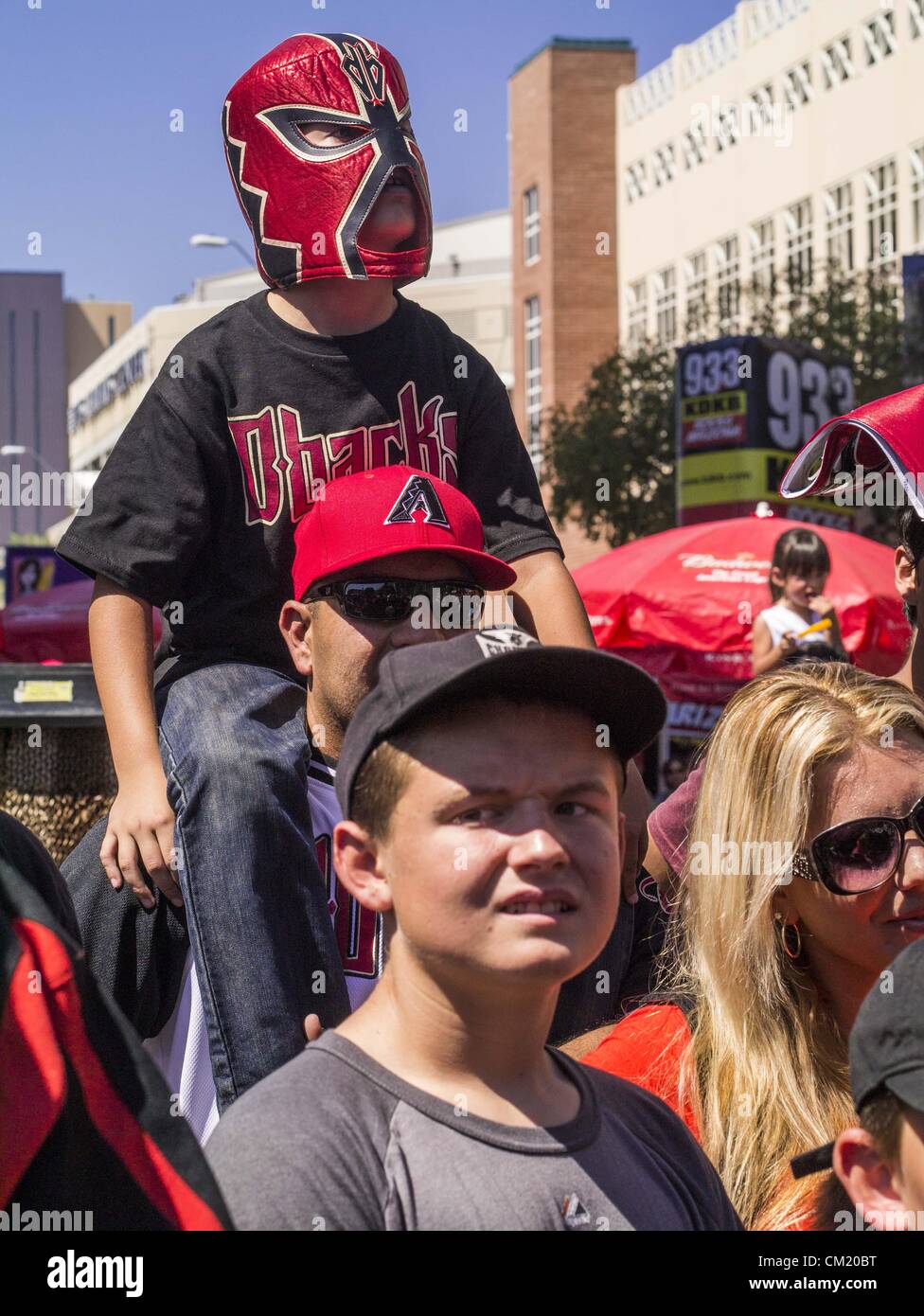 16. September 2012 - kommt Phoenix, Arizona, USA - Fan An Arizona-Diamantmarkierungen in die Diamondbacks Spiel in einer Lucha Libre Maske für Hispanic Heritage Day. Die Arizona Diamondbacks veranstaltet ihre 14. jährliche Hispanic Heritage Day, Sonntag zum Auftakt Hispanic Heritage Month (Sept. 15-Okt. 15) vor dem 13:10-Spiel zwischen den D-Backs und San Francisco Giants. Die Hauptattraktion des Tages war drei Lucha Libre USA Ringen Schaukämpfe vor Chase Field-Stadion vor dem Spiel. (Bild Kredit: Jack Kurtz/ZUMAPRESS.com ©) Stockfoto