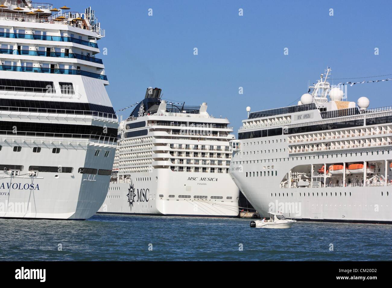 Kreuzfahrtschiffe, Costa Favolosa, MSC Opera und MSC Musica in den Hafen von Venedig Stockfoto