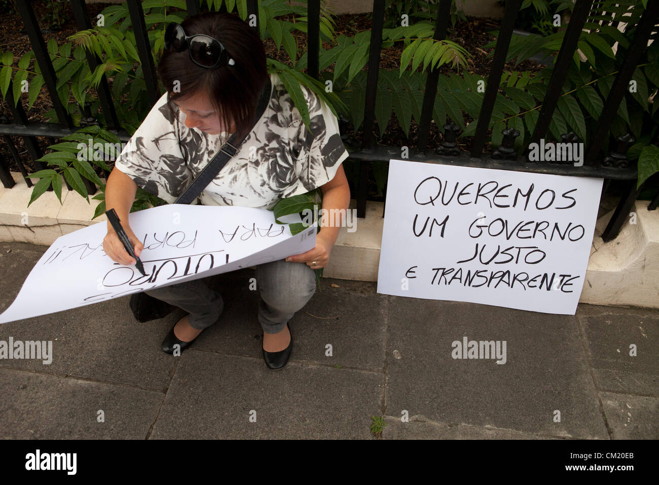 Samstag, 15. September 2012 - die letzte Runde der Sparmaßnahmen, die von der portugiesischen Regierung eingeführten ausgelöst Proteste in verschiedenen portugiesischen Städten, die sich zu verschiedenen Städten auf der ganzen Welt, einschließlich London. Stockfoto