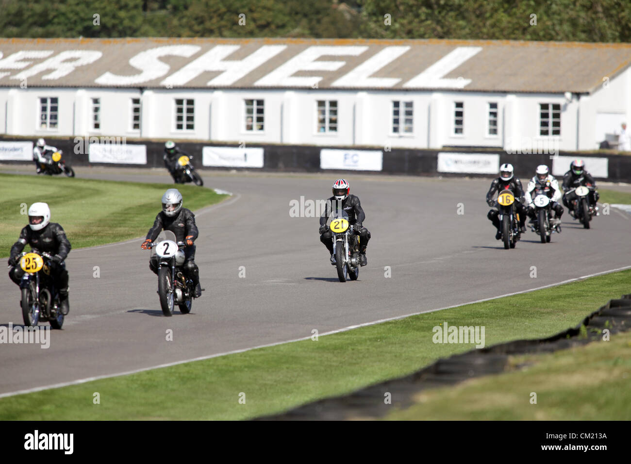 Goodwood Estate, Chichester, UK. 15. September 2012. Fahrer während Barry Sheene Memorial abgebildet. Die Wiederbelebung ist eine "magische Schritt zurück in die Zeit", präsentiert eine Mischung aus Autos und Luftfahrt aus den 40's, 50er und 60er Jahre und ist eines der beliebtesten historischen Motorsport-Ereignisse in der Welt. Besuchen Sie für weitere Informationen www.goodwood.co.uk/revival. Stockfoto