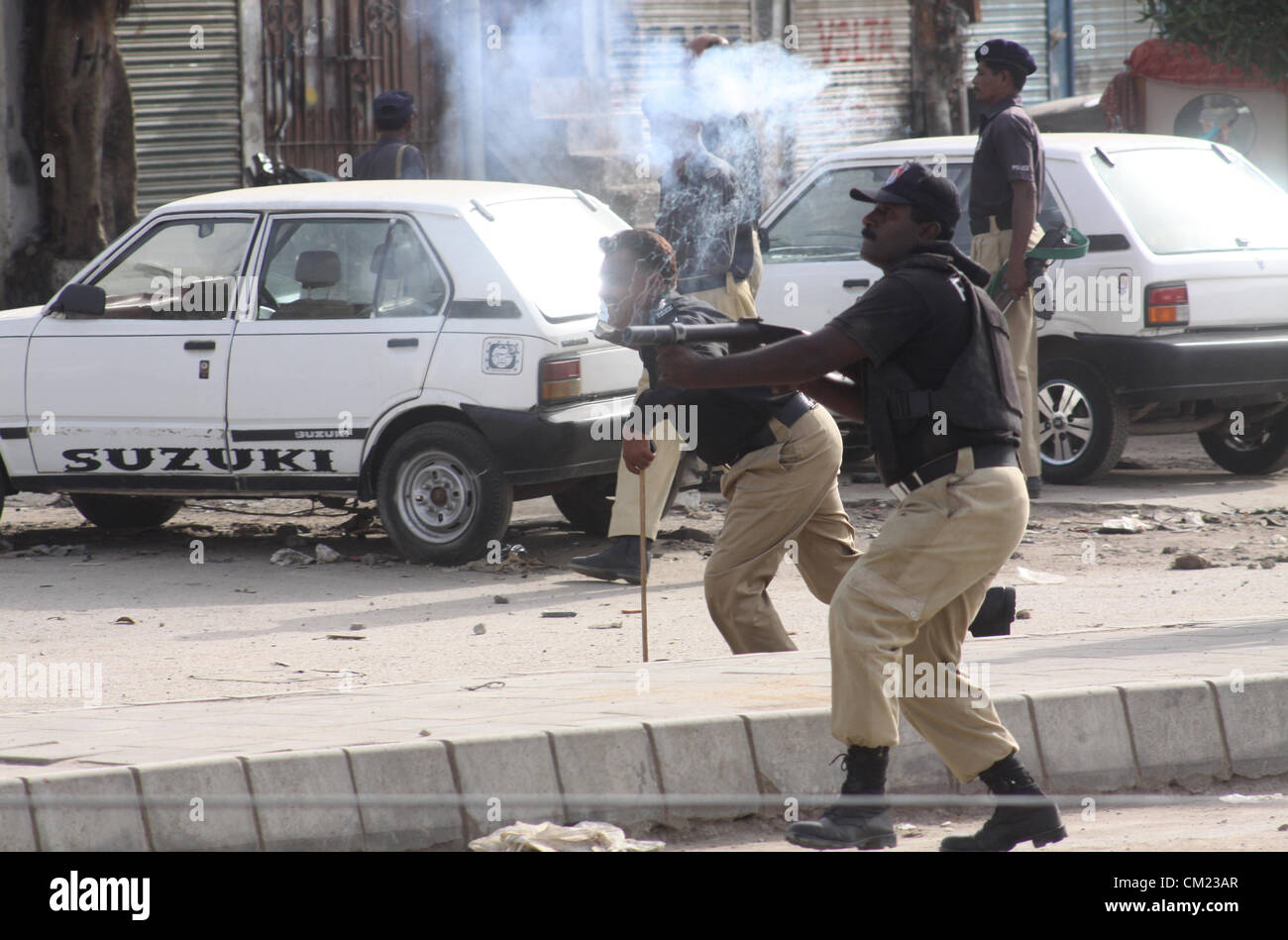 Karachi, Pakistan, Montag, 17. September 2012. Der pakistanische Muslime von Jamiat-e-Islami talba Protest gegen die blasphemische Film außerhalb des US-Konsulat in Karachi Stockfoto