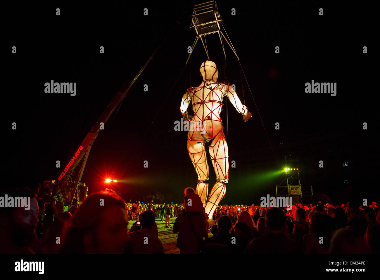 Bukarest, Rumänien - 16. SEPTEMBER: La Fura Dels Baus Arists manipulieren riesige Marionette während B-FIT auf der Straße, internationale Straßentheater-Festival am 16. September 2012 in Bukarest, Rumänien. Stockfoto