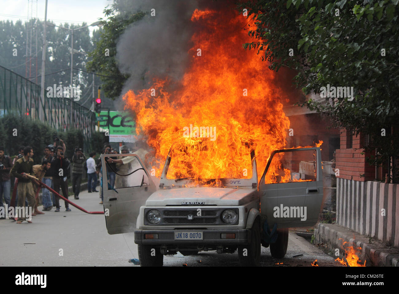 18. September 2012 - Srinagar, Kaschmir - A Regierung Fahrzeug brennt nach festzulegenden steigen während der Proteste gegen die USA. Proteste brach über das Kaschmir-Tal heute nach Streik ein Generalstreik aus Protest gegen die Anti-Islam-Film "Die Unschuld der Muslime" genannt wurde. (Kredit-Bild: © Altaf Zargar/ZUMAPRESS.com) Stockfoto