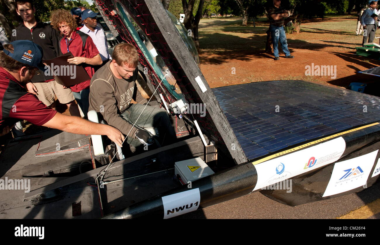 PRETORIA, Südafrika: Konkurrenten in Sasols Solar Challenge Südafrika begeben Sie sich auf die Herausforderung am 18. September 2012 in Pretoria, Südafrika. Die Konkurrenz hat solar angetriebene Fahrzeugen aus über den Globus reisen über 5000km über einen 11-Tage-Zeitraum.  (Foto von Gallo Images / Foto24 / Brendan Croft) Stockfoto PRETORIA, Südafrika: Konkurrenten in Sasols Solar Challenge Südafrika begeben Sie sich auf die Herausforderung am 18. September 2012 in Pretoria, Südafrika. Die Konkurrenz hat solar angetriebene Fahrzeugen aus über den Globus reisen über 5000km über einen 11-Tage-Zeitraum.  (Foto von Gallo Images / Foto24 / Brendan Croft) Stockfoto