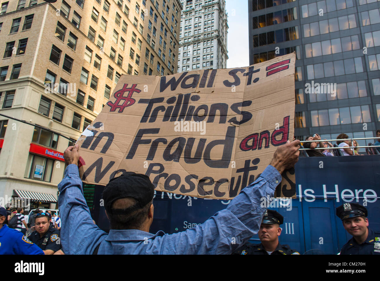 New York City, New York, USA, Demonstranten, Mann von hinten, Protestzeichen halten, Slogan, gegen Finanzbetrug, Support Occupy Wall Street Proteste, Proteste protestieren Stockfoto