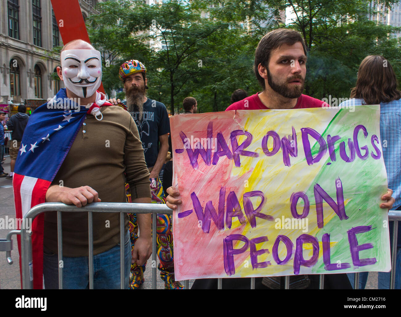 New York, New York, USA, Demonstranten halten Schilder: "Krieg gegen Drogen, Krieg gegen die Leute 'Occupy W-All Street', Militante Stockfoto