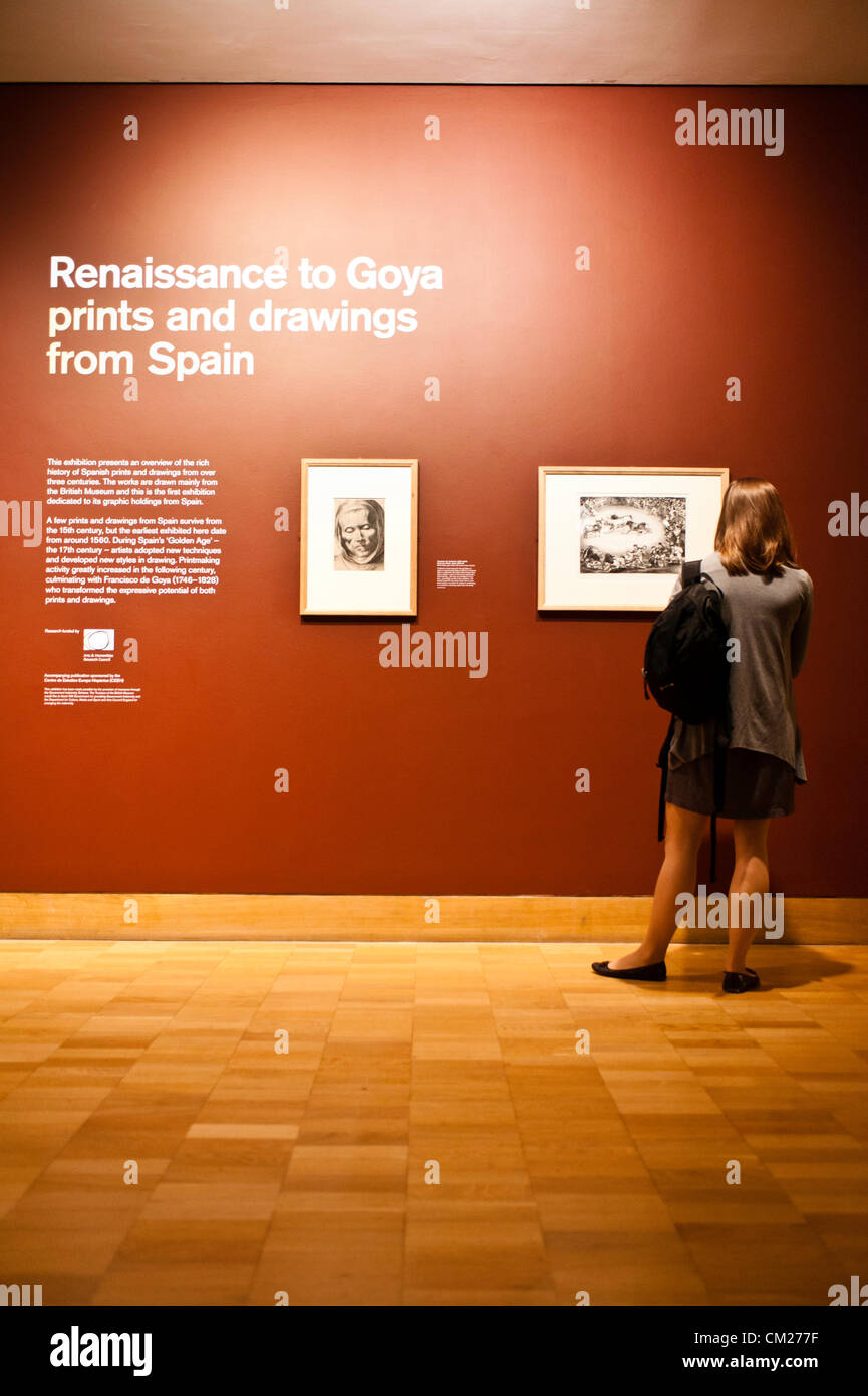 London, Uk - 18. September 2012: eine Frau sieht Zeichnungen während der Presse-Vorschau für das British Museum Renaissance bis Goya: Zeichnungen und Druckgraphik aus Spanien Ausstellung kuratiert von Mark McDonald Stockfoto