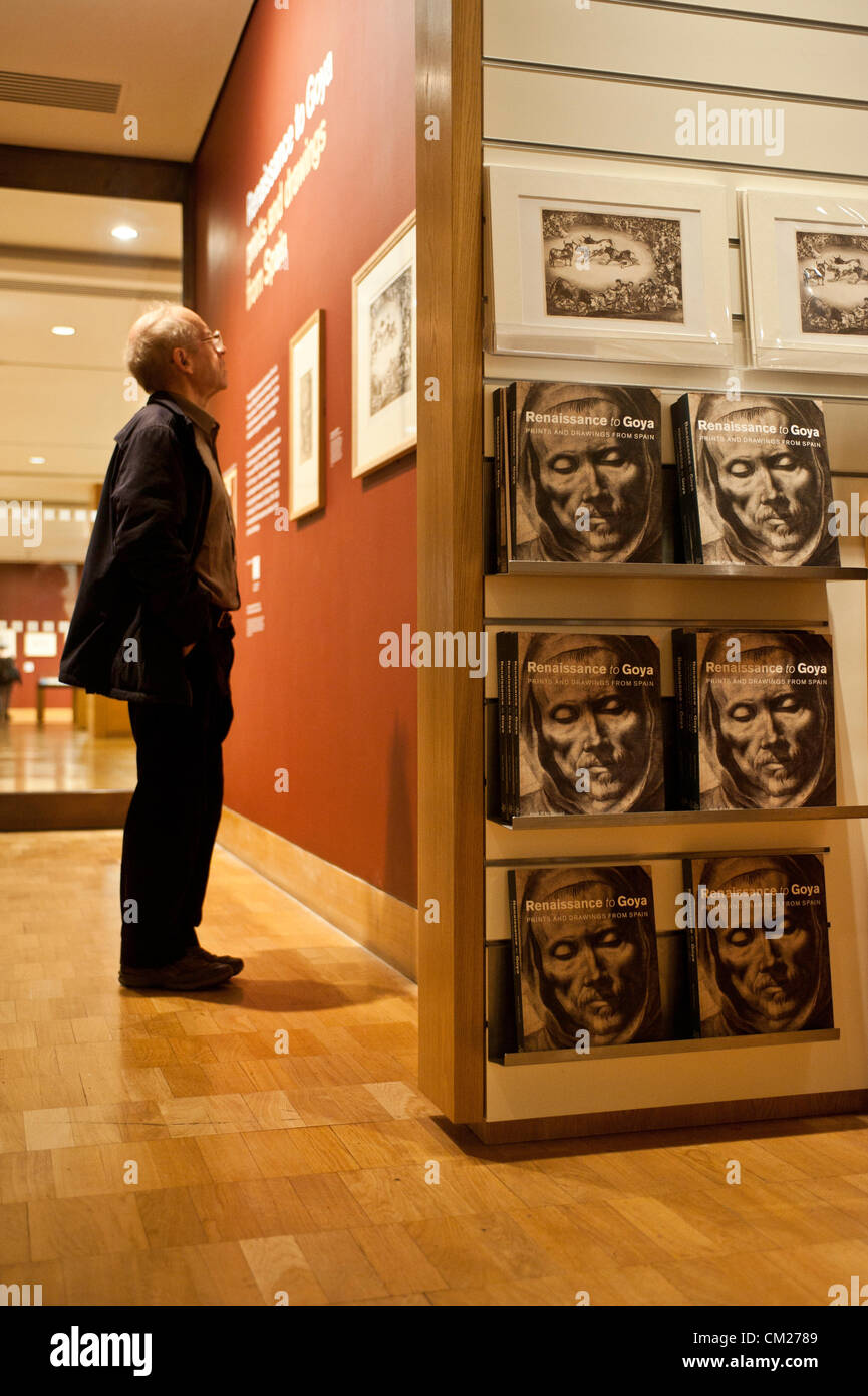 London, UK - 18. September 2012. Ein Mann sieht Zeichnungen während der Presse-Vorschau für das British Museum Renaissance bis Goya: Zeichnungen und Druckgraphik aus Spanien Ausstellung kuratiert von Mark McDonald. Stockfoto