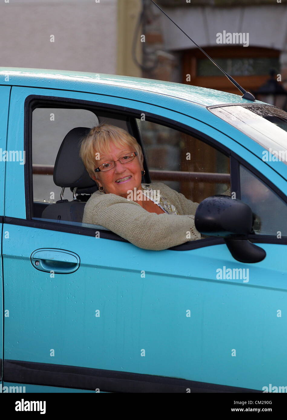 Montag, 17. September 2012 im Bild: Elaine Talbot mit ihren Daewoo Matiz-Auto, das das Kätzchen in Bridgend, Südwales gerettet wurde.  Re: Eine 10 Wochen alte Kätzchen hatte Glück gehabt, nachdem er drei Tage lang in einem Automotor gefangen.  Das Tier namens Shell, sogar eine 14-Meile Reise im Auto, im Besitz von ein paar aus Brynmenyn in der Nähe von Bridgend überlebt aber wurde von einem Auto Mechaniker Nachbarn gerettet.  Autobesitzer, die Elaine Talbot, sagte: "tagelang hörten wir eine Katze miaut aber wir wussten nicht, wo es aus war, und dann sagte einer meiner Nachbarn, es kommt von meinem Auto."  "Es war der Tag musste ich Reisen Stockfoto