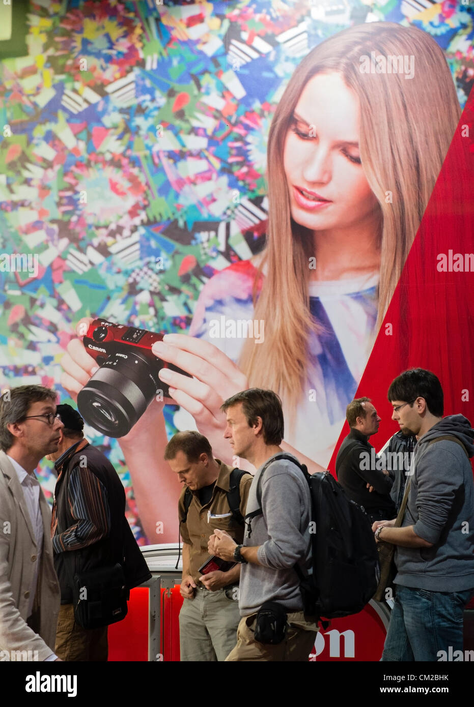 Besucher gehen vorbei großes Plakat am zweiten Tag der halbjährlichen Photokina Fotografie und imaging-Messe in Köln statt; Mittwoch, 19. September 2012. Stockfoto