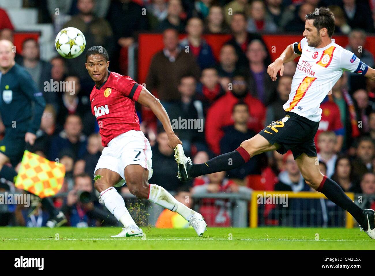 19.09.2012 Manchester, England. Manchester United ecuadorianischen Mittelfeldspieler Antonio Valencia und Galatasaray die türkischen Verteidiger Hakan Balta in Aktion während der Gruppe H-Champions League Fußball Manchester United V Galatasaray von Old Trafford. Man United lief Gewinner von Carricks nur Ziel 1-0. Stockfoto