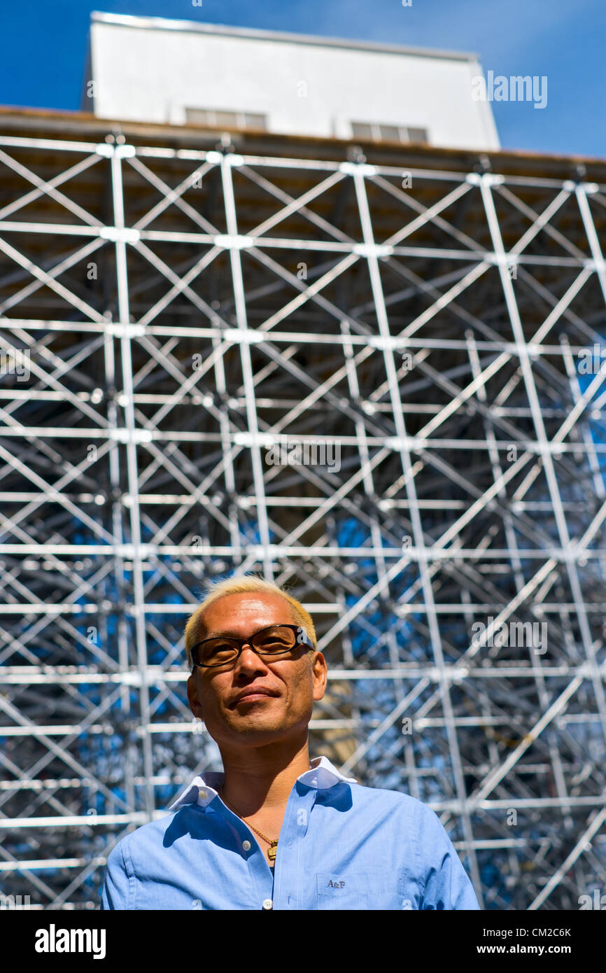 19. September 2012, New York, NY.  Am Tag seiner Eröffnung, japanische Künstler Tatzu Nishi vor seiner Installation "Entdeckung Columbus', ein Wohnzimmer-ähnlichen Gehäuse um die 13-Fuß-Statue von Kolumbus auf einer 70-Fuß-Spalte in New York Columbus Circle. Stockfoto