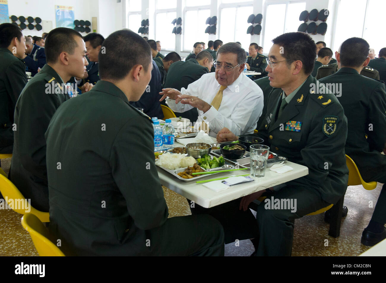 US-Verteidigungsminister Leon E. Panetta hat Mittagessen mit Kadetten aus der Volksrepublik Befreiung Heeresakademie Armored Forces 19. September 2012. in Peking. Panetta ist auf der ersten Station der eine drei-Länder-Tour nach Japan, China und Neuseeland. Stockfoto