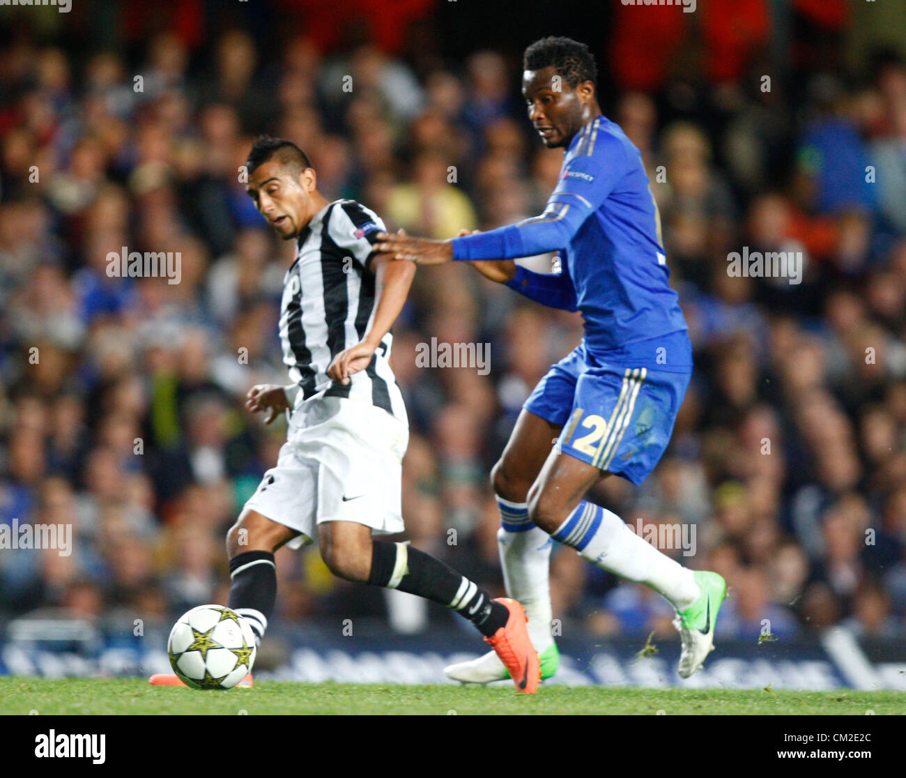 19.09.12 London, ENGLAND: Arturo Vidal von Juventus F.C. und John Obi Mikel von Chelsea in der UEFA Champions League-Gruppe E-Partie zwischen Chelsea und Juventus Turin im Stamford Bridge Stadion Stockfoto