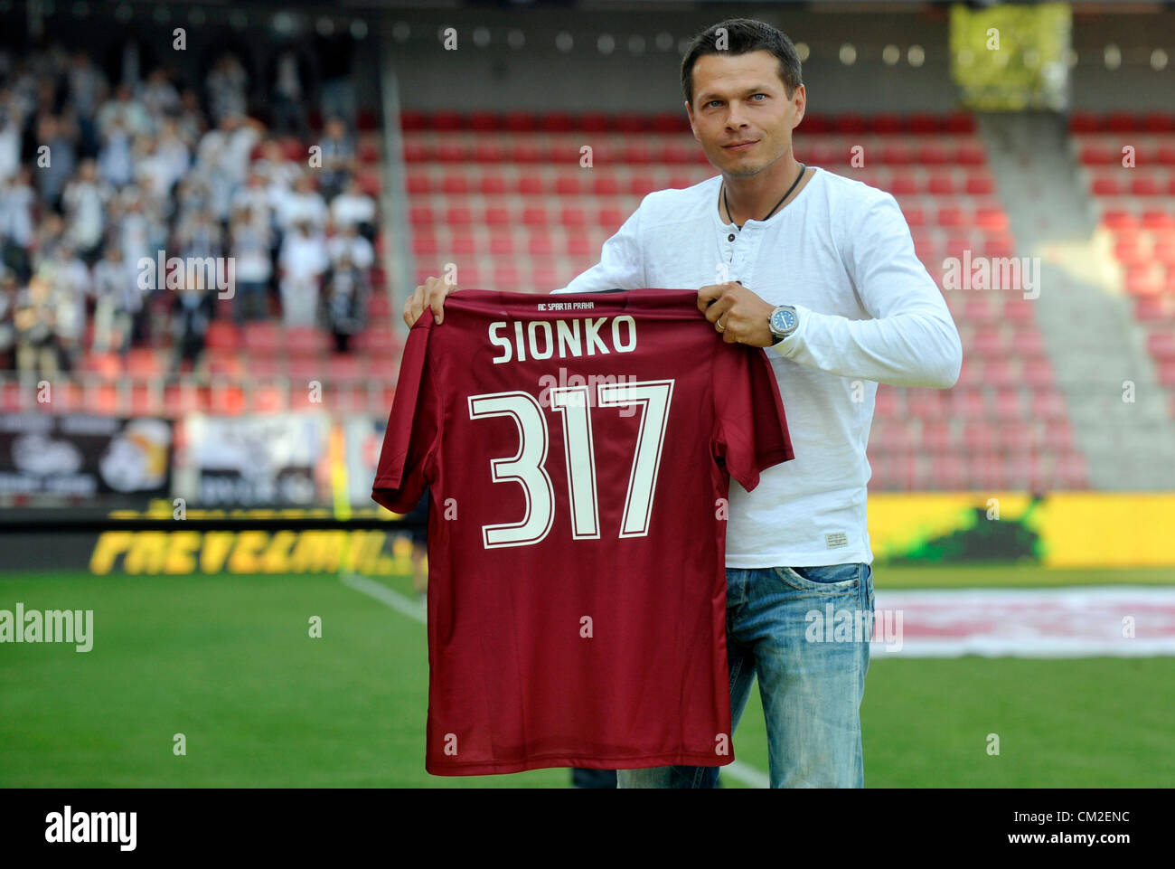 Ersten tschechischen Fußball-Liga, 6. Runde: AC Sparta Praha Vs FC Hradec Kralove, 2. September 2012. Libor Sionko von Sparta verabschiedet sich Fans, nachdem er seine Karriere als Profi-Fußballer beendete. (CTK Foto/Vit Simanek) Stockfoto