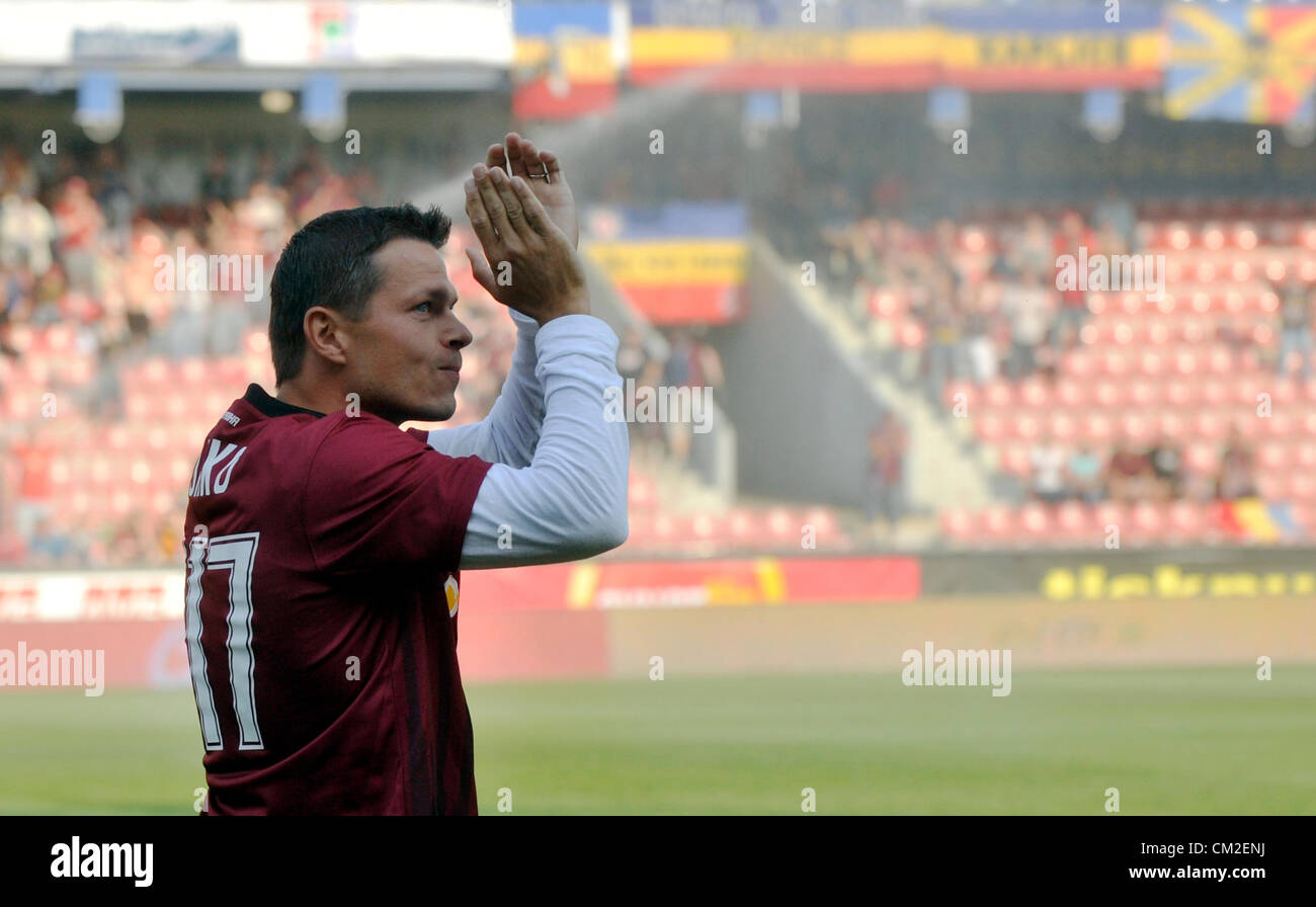 Ersten tschechischen Fußball-Liga, 6. Runde: AC Sparta Praha Vs FC Hradec Kralove, 2. September 2012. Libor Sionko von Sparta verabschiedet sich Fans, nachdem er seine Karriere als Profi-Fußballer beendete. (CTK Foto/Vit Simanek) Stockfoto
