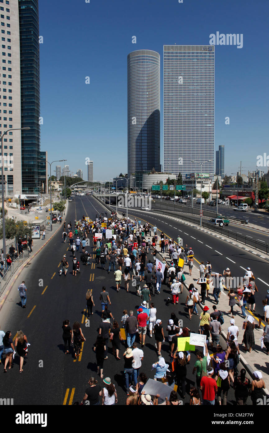 Mitarbeiter der israelischen Tageszeitung Maariv und ihre Unterstützer hld unterschreibt während eines Protestes als Reaktion auf die bevorstehenden Entlassungen aufgrund des Verkaufs der Zeitung in Tel Aviv, Israel Stockfoto